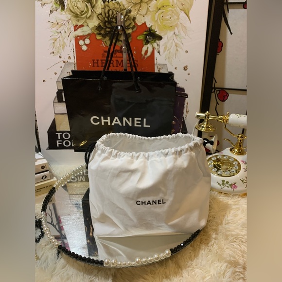STUNNING 😍 NEW Chanel cosmetics sack with samples and Storage book( handmade) - Picture 7 of 16